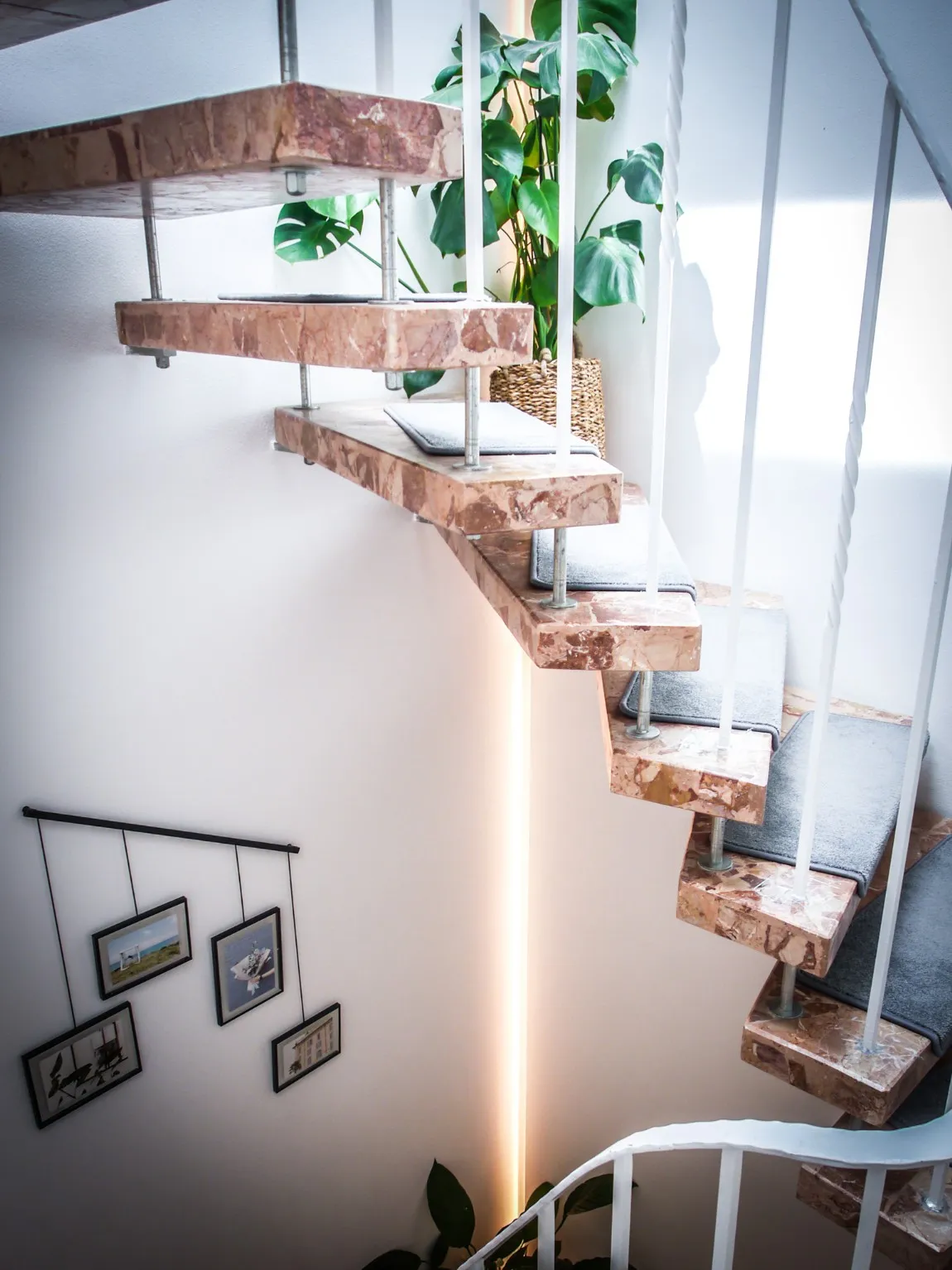 Treppe mit Holzstufen und Lichtband im sanierten Haus T in Heilbronn